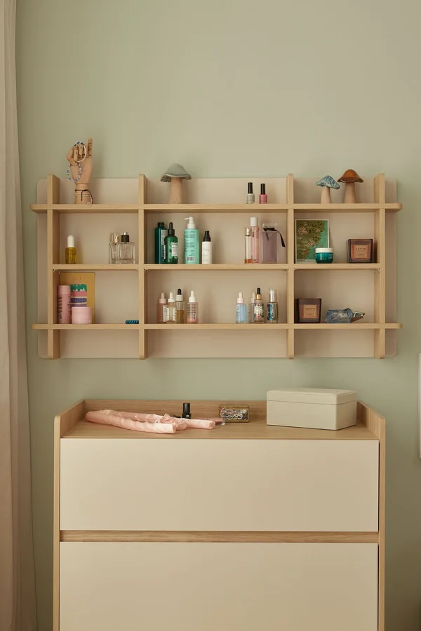 ściana w pokoju nastolatki - półka z perfumami i kosmetykami